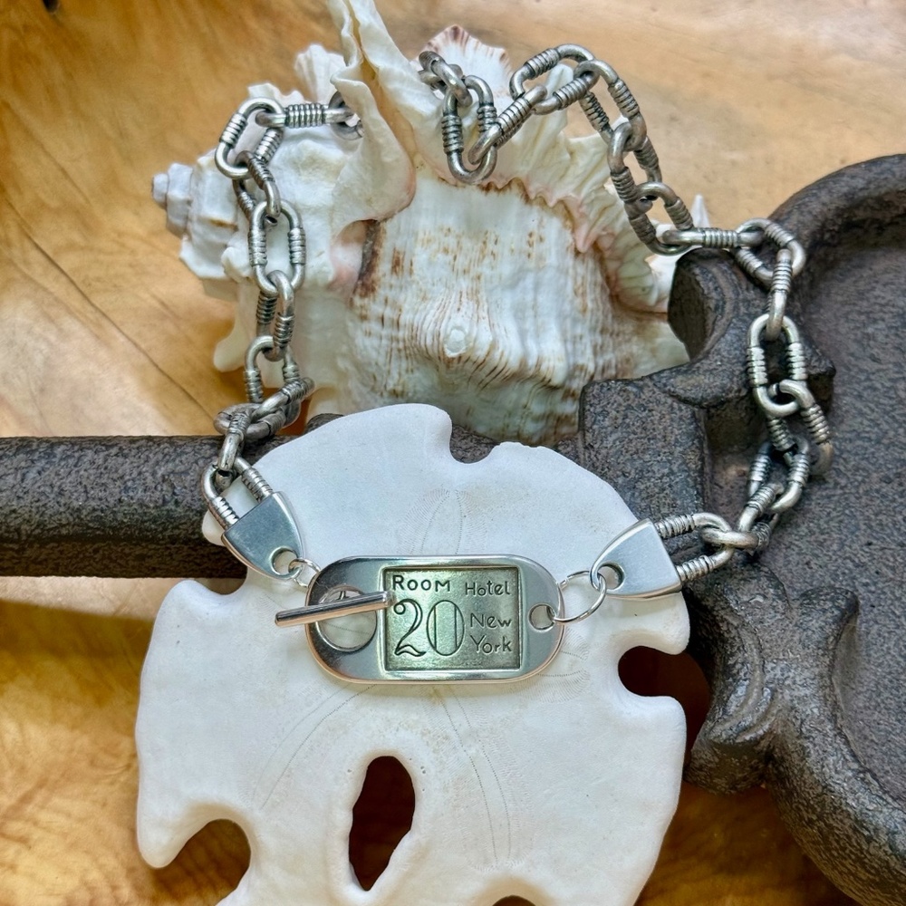 Vintage Hotel room key necklace - Picture 2 of 3